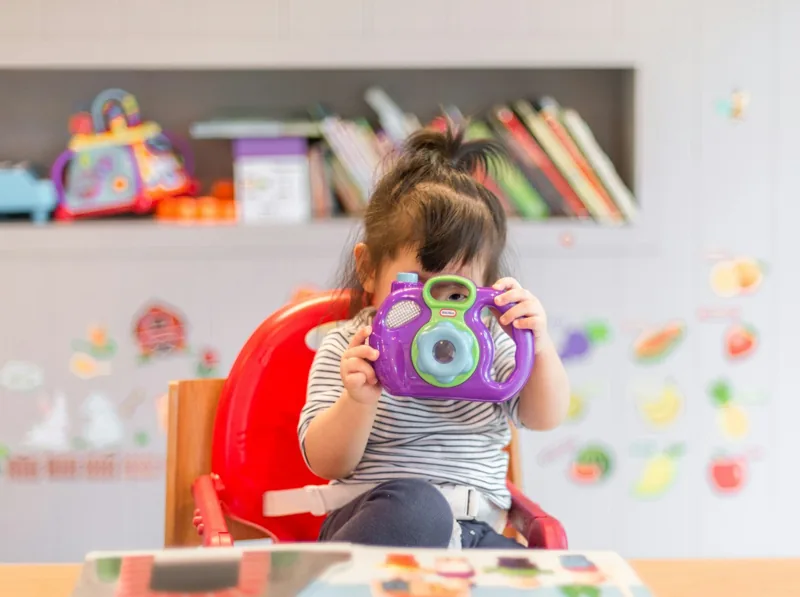 Niña jugando en la zona infantil de la clínica